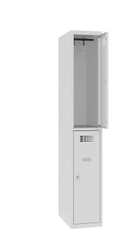 Ein lichtgrauer Fächerschrank mit einem Abteil und zwei Fächern mit jeweils einer Tür. Die obere Tür ist geöffnet. Im Schrank befinden sich Kleiderstangen mit Kleiderhaken. Der Schrank steht vor einem weißen Hintergrund.